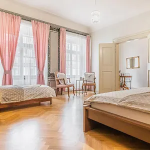  Apartmán Bright & Spacious At Mala Strana, Charles Bridge 3 Min Of Walk